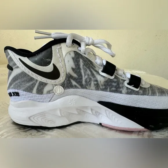 Nike Kyrie 8White Black